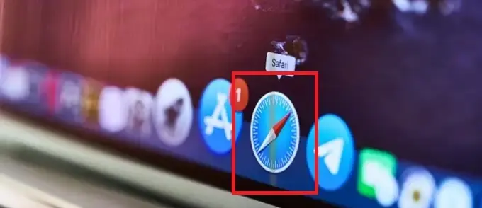 Dock on macOS with Safari icon highlighted.